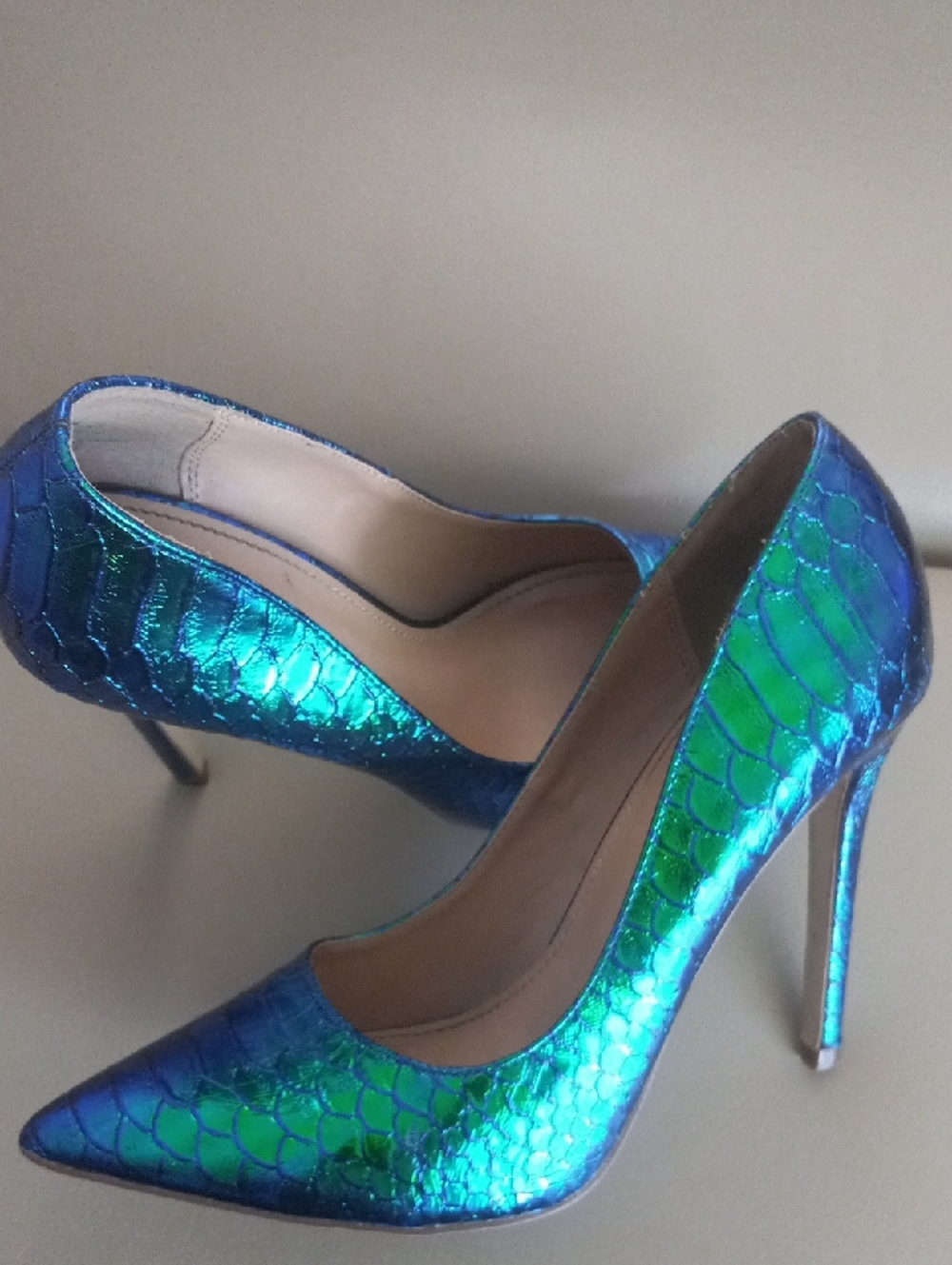 JustFab Vivienne Iridescent Blue-Green Mermaid Scale Pointed Toe Stilettos Sz 8 - Picture 6 of 13
